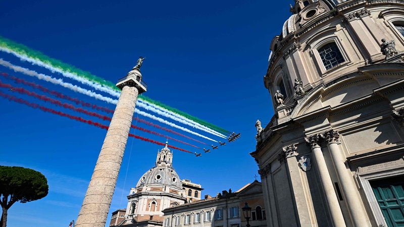 Fotografija: Akrobatska skupina letal Frecce tricolori (v prevodu Tribarvne puščice) je danes v Rimu končala enotedensko turnejo preletov mest vzdolž talijanskega škornja. 2. junij je v Italiji državni praznik, dan republike. FOTO: Vincenzo Pinto/AFP