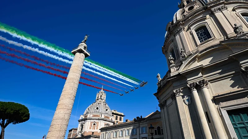 Fotografija: Akrobatska skupina letal Frecce tricolori (v prevodu Tribarvne puščice) je danes v Rimu končala enotedensko turnejo preletov mest vzdolž talijanskega škornja. 2. junij je v Italiji državni praznik, dan republike. FOTO: Vincenzo Pinto/AFP