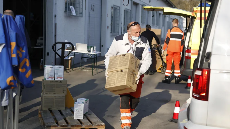 Fotografija: Prevzemanje zaščitne opreme aprila v državnem logističnem centru v Rojah. FOTO: Leon Vidic/Delo