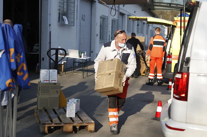 Prevzemanje zaščitne opreme aprila v državnem logističnem centru v Rojah. FOTO: Leon Vidic/Delo