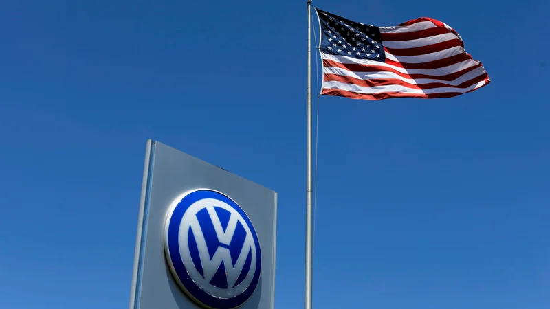 Fotografija: Volkswagen v ZDA utegne dobiti še nove milijardne kazni zaradi afere Dieselgate.  FOTO: Mike Blake/Reuters