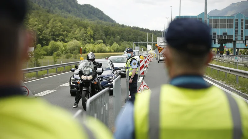 Fotografija: Kontrolna točka na mejnem prehodu Karavanke. FOTO: Jure Eržen/Delo