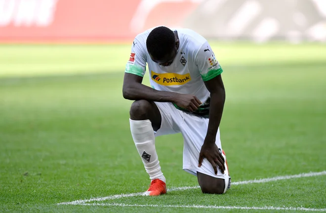 Marcus Thuram je pokleknil po doseženem golu. FOTO: Reuters