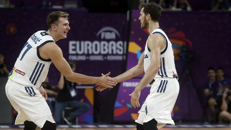 Fotografija: Goran Dragić (desno) in Luka Dončić sta na EP 2017 dokazala, da se odlično razumeta. FOTO: Blaž Samec