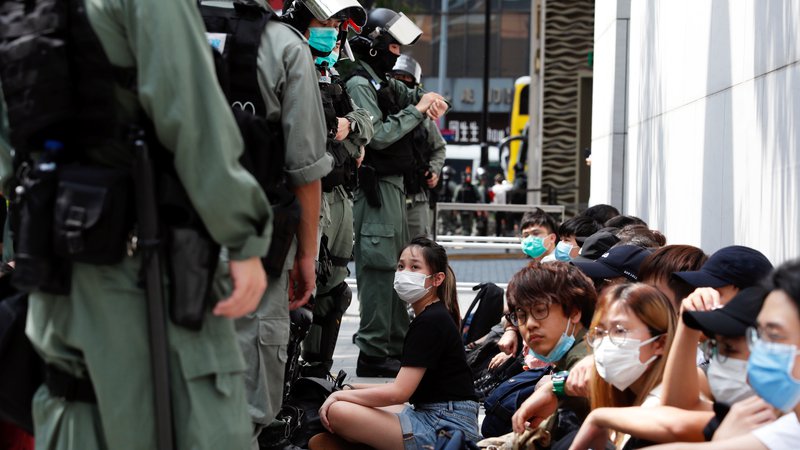 Fotografija: Demonstracije so se v Hongkongu začele lani s tako imenovanim gibanjem dežnikov zaradi namere, da bi prestopnikom iz Hongkonga sodili v celinski Kitajski. Zdaj je završalo zaradi himne, njeno žaljenje bi bilo po osnutku zakona obravnavano kot kriminalno dejanje. FOTO: Reuters