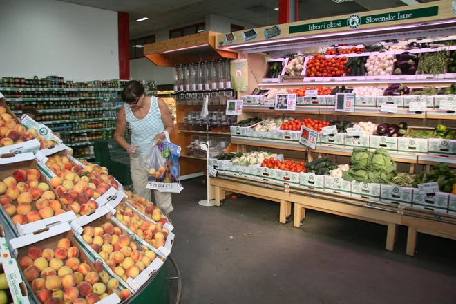 V Agrarii Koper se bojijo odliva kupcev v tujino. FOTO: Dušan Grča