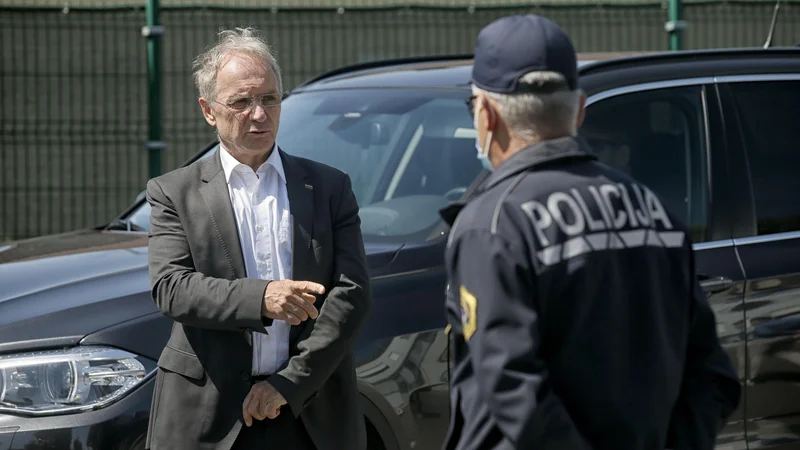 Fotografija: Tudi zdajšnji vršilec dolžnosti generalnega direktorja policije Anton Travner se uvršča blizu stranki SDS. Na fotografiji z notranjim ministrom Alešem Hojsom (levo). Foto Blaž Samec