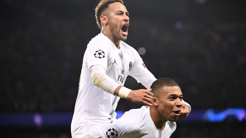 Fotografija: Neymar in Kylian Mbappe sta prva pariška zvezdnika, toda še nekaj mesecev ne bosta navduševala francoskih navijačev. FOTO: AFP