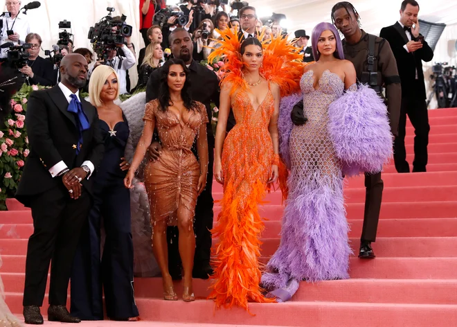 Na lanskem dogodku Met Gala v metropolitanskem muzeju v New Yorku: Corey Gamble, Kris Jenner, Kanye West, Kim Kardashian, Kendall Jenner, Kylie Jenner in Travis Scott. Foto Andrew Kelly/ Reuters