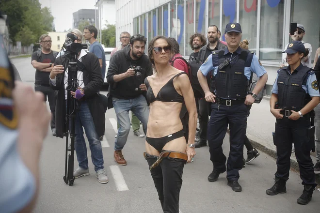 Igralka Katarina Stegnar med policisti na drugi akciji za kulturo. Foto: Jure Eržen
