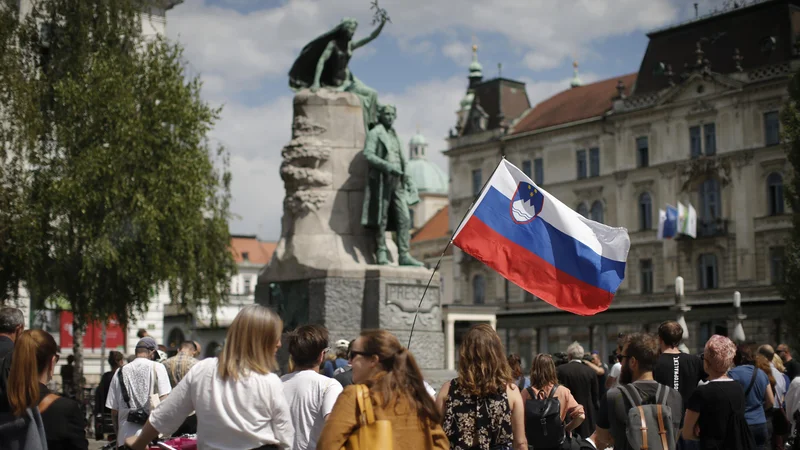 Fotografija: Udeleženci protesta so od Prešernovega spomenika krenili po Trubarjevi ulici do Ministrstva za kulturo Foto Jure Eržen