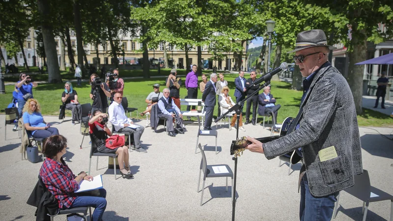 Novic dneva na konferenci Festivala Ljubljana, ki jo je s pesmijo uvedel Vlado Kreslin, je bilo pravzaprav več. Foto Jože Suhadolnik