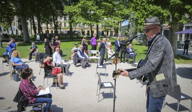 Novic dneva na konferenci Festivala Ljubljana, ki jo je s pesmijo uvedel Vlado Kreslin, je bilo pravzaprav več. Foto Jože Suhadolnik