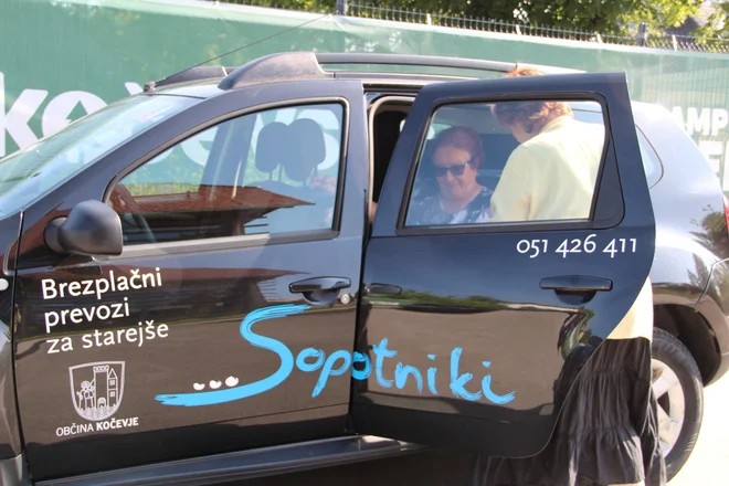 V zavodu Sopotniki starejše spet prevažajo zadnja dva tedna. Fotografiji Simona Fajfar