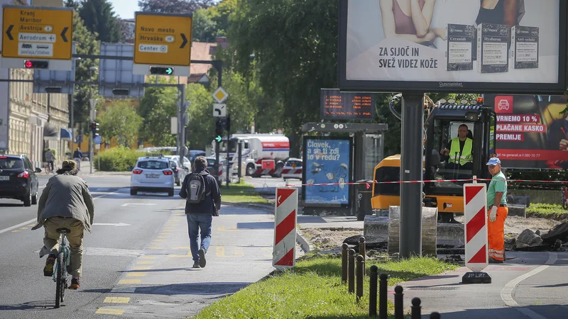 Tržaško cesto so začeli obnavljati na pločniku in postajališču pri Kinu Vič. FOTO: Jože Suhadolnik/Delo