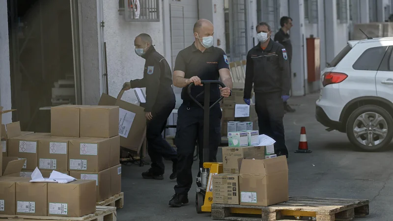 Fotografija: S koncem epidemije zavod za blagovne rezerve ni več pristojen za centralno nabavo zaščitne opreme, ki je zaradi domnevnih političnih vmešavanj in drugih nepravilnosti tudi pod drobnogledom kriminalistov. FOTO: Blaž Samec