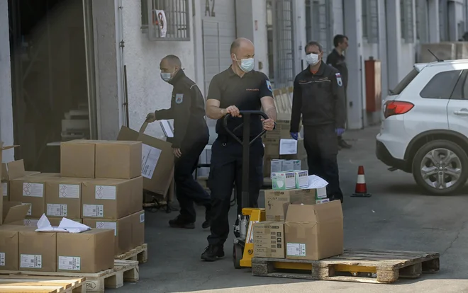S koncem epidemije zavod za blagovne rezerve ni več pristojen za centralno nabavo zaščitne opreme, ki je zaradi domnevnih političnih vmešavanj in drugih nepravilnosti tudi pod drobnogledom kriminalistov. FOTO: Blaž Samec