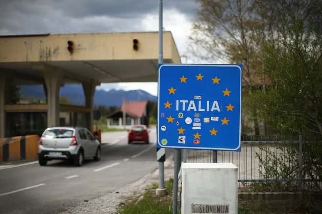 Od danes nekateri tuji državljani, med njimi tudi Slovenci in Slovenke, lahko potujejo v Italijo. FOTO: Jure Eržen/Delo