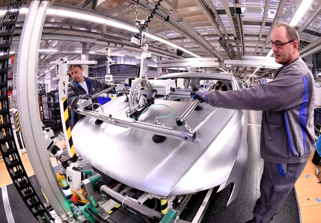 Razpoloženje v nemški avtomobilski industrije je še vedno pesimistično. FOTO: Reuters