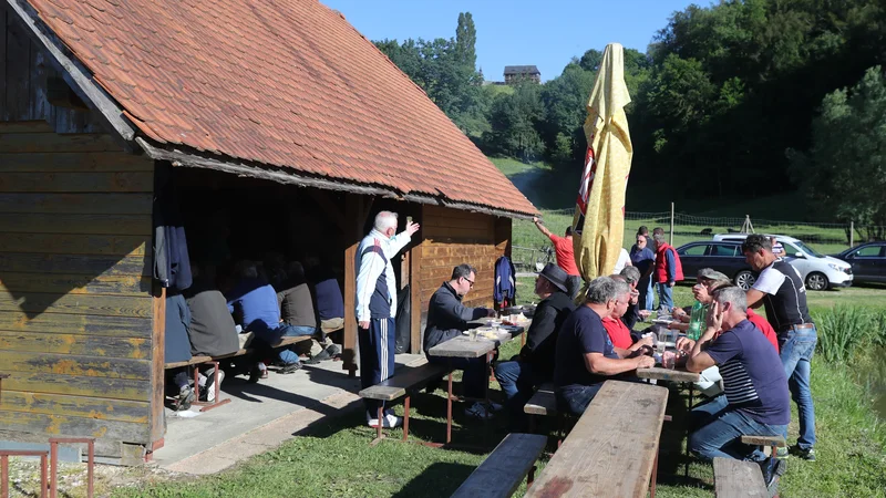 Fotografija: Vladni odlok ne posega v urejanje zasebnih zabav, tako da so te dovoljene, je pa treba upoštevati priporočila NIJZ. FOTO: Marko Feist