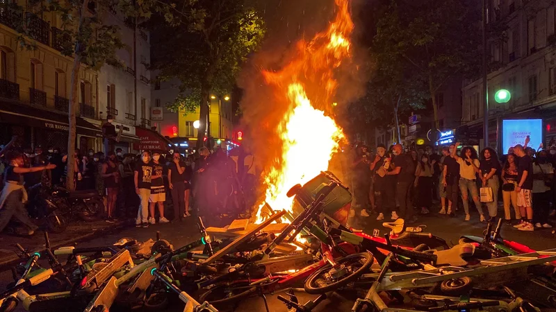 Fotografija: Protesti v Parizu proti rasizmu in policijskemu nasilju. FOTO: Mohammad Ghannam/AFP