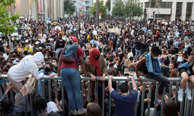 V Parizu se je zbralo okoli 20.000 ljudi. FOTO: Michel Rubinel/AFP