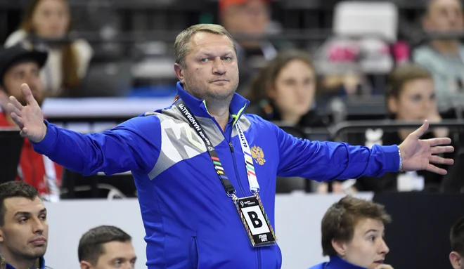 Potapljajočo Vardarjevo barko je zapustil tudi trener Edvard Kokšarov. FOTO:Reuters