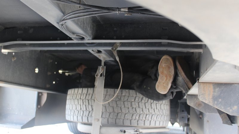 Fotografija: Najprej so našli Afganistanca, skritega na rezervni gumi tovornega vozila. FOTO: PU Novo mesto