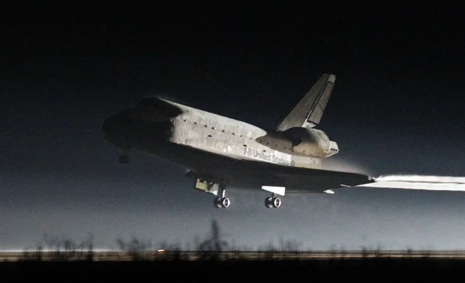 Na sliki je raketoplan Atlantis med še zadnjim pristajanjem 21. julija 2011. FOTO: Joe Skipper Reuters