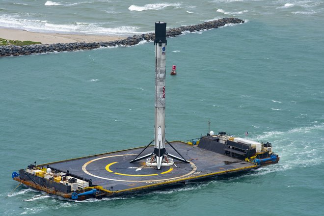 Prvo stopnjo falcona 9 so že pripeljali v pristanišče. FOTO: Spacex