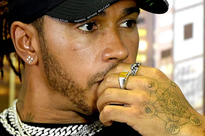 Šestkratni svetovni prvak v formuli ena in najbogatejši športnik vseh časov v Veliki Britaniji Lewis Hamilton je na instagramu zapisal: »Vidim vas, tudi nekatere največje zvezde, ki molčite sredi nepravičnosti. Niti enega znaka kogarkoli iz mojega športa, v katerem seveda prevladujejo belci. Edini črnec sem, ki stojim tu sam ...«