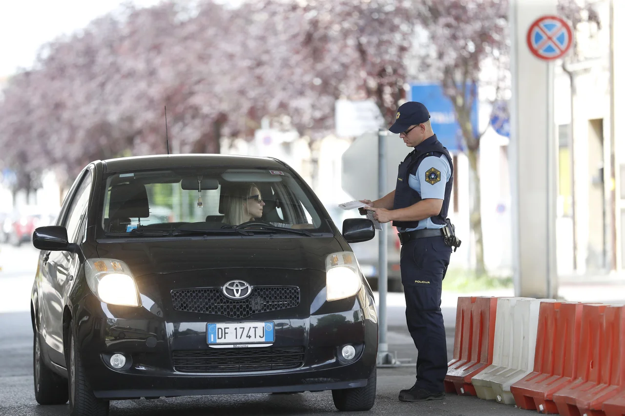 Fotografija: Življenje in sproščanje ukrepov v Novi Gorici. FOTO: Leon Vidic/Delo