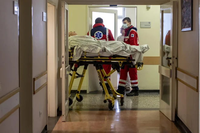 V paliativno oskrbo ali v bolnišnico je bilo ključno vpršanje v času epidemije v domovih za starejše. Foto Voranc Vogel&nbsp;