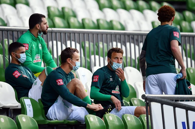 Rezervni igralci nosijo med tekmami v bundesligi zaščitno opremo, tako je tudi drevi v Bremnu. FOTO: AFP