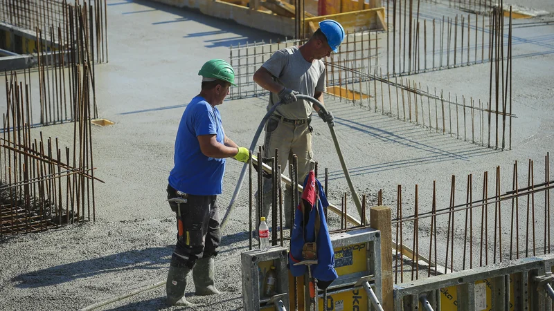 Fotografija: Kriza je spet najbolj prizadela nizko plačane. V Bruslju želijo spodbuditi države članice, naj zagotovijo pošteno plačilo za vsakega zaposlenega. FOTO: Jože Suhadolnik