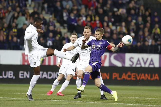Olimpija ima najboljše izhodišče v boju za svoj tretji naslov najboljšega v Sloveniji v zadnjih petih sezonah, Maribor bo po &raquo;avtocesti&laquo; napadel iz ozadja. FOTO: Leon Vidic/Delo