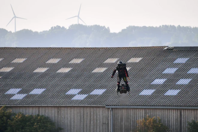 Pri pristanku se Zapata ni poškodoval. FOTO: Denis Charlet/AFP