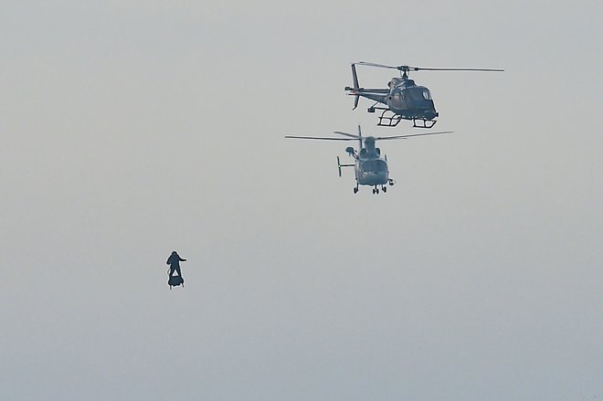 Pri podvigu so ga ves čas spremljali trije helikopterji, ob pristanku v Veliki Britaniji pa ga je pričakalo na ducate radovednežev in novinarjev. FOTO: Afp
