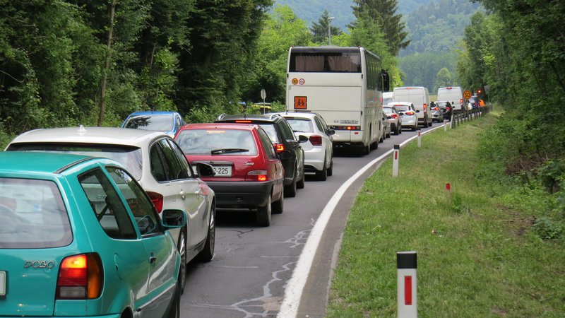 Fotografija: Zastoji na glavni zasavski cesti v Senožetih bodo nastajali najmanj ­sedem mesecev. FOTO: Bojan Rajšek/Delo