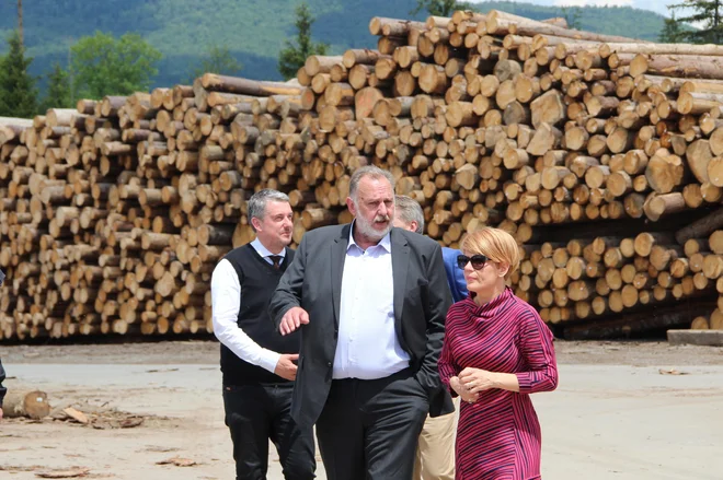 Robert Krvavica, direktor podjetja Snežnik, in ministrica za kmetijstvo Aleksandra Pivec Foto Simona Fajfar