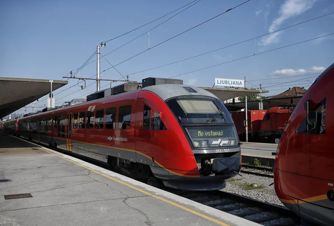 Železniški potniški promet je okolju, varnosti in zdravju ljudi prijazna oblika mobilnosti. FOTO: Blaž Samec/Delo