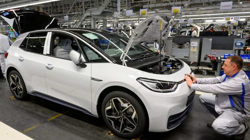 Fotografija: Nemčija bo na avtomobilskem področju še bolj podprla prodajo električnih avtomobilov, kot je volkswagen ID.3.
FOTO: Reuters