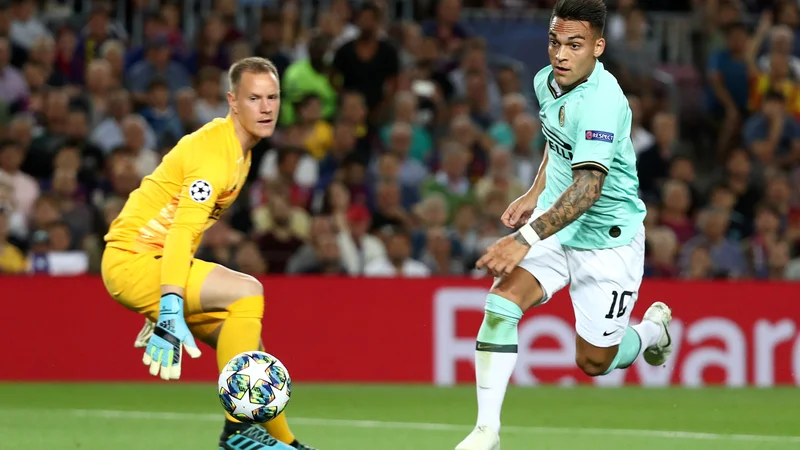 Fotografija: Bosta Lautaro Martinez (desno) in Marc-Andre ter Stegen v prihodnje soigralca? FOTO: Reuters