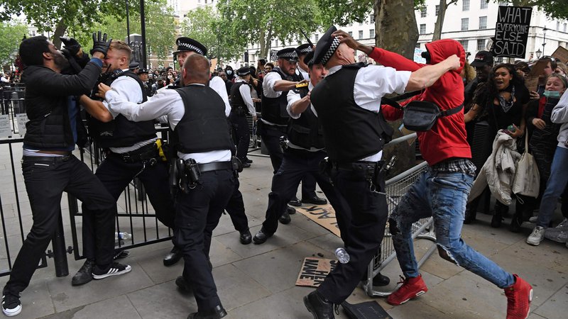 Fotografija: Na protirasističnih protestih na Downing streetu v Londonu je prišlo do obračunavanja med protestniki in policijo. FOTO: Daniel Leal-olivas/Afp