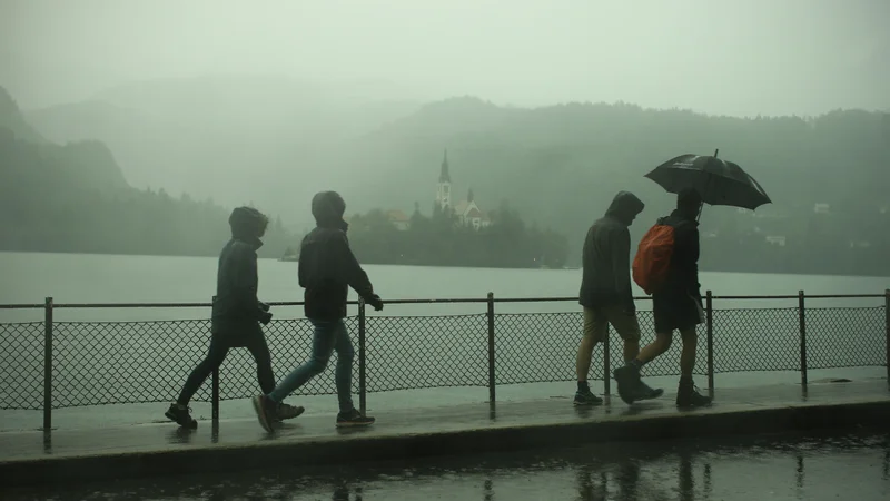 Fotografija: Predvsem na zahodu Slovenije bodo v noči na petek krajevno močni nalivi. FOTO: Jure Eržen/Delo