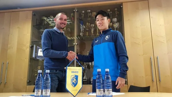 Športni direktor Brava Dejan Močnik in Čan-Vu Kim sta si že segla v roke. FOTO: Twitter/KORFootballNews