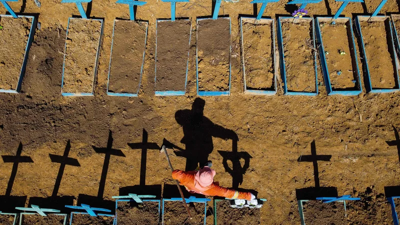 Fotografija: V Braziliji je covid-19 zahteval že več kot 32.500 življenj. FOTO: Michael Dantas/AFP