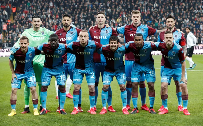 Če bi bil Trabzonspor turški prvak v tej sezoni, še ne bi izgubil možnosti igranja v ligi prvakov, saj kazen Evropske nogometne zveze velja za eno od naslednjih dveh sezon. FOTO: Reuters