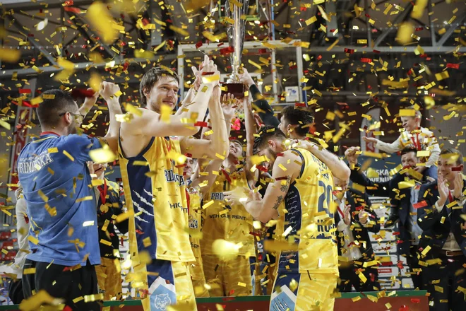 Košarkarji Kopra Primorske so še februarja osvojili naslov zmagovalcev pokala Spar s finalno zmago nad Cedevito Olimpijo, nato pa so se njihove finančne težave dodatno poglobile. FOTO: Uroš Hočevar