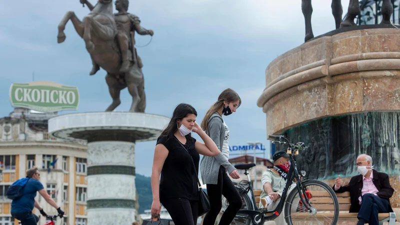 Fotografija: V Severni Makedoniji so odkrili 2492 primerov okužb, od teh je 742 še aktivnih, umrlo pa je 145 okuženih ljudi. Foto: Robert Atanasovski +/Afp